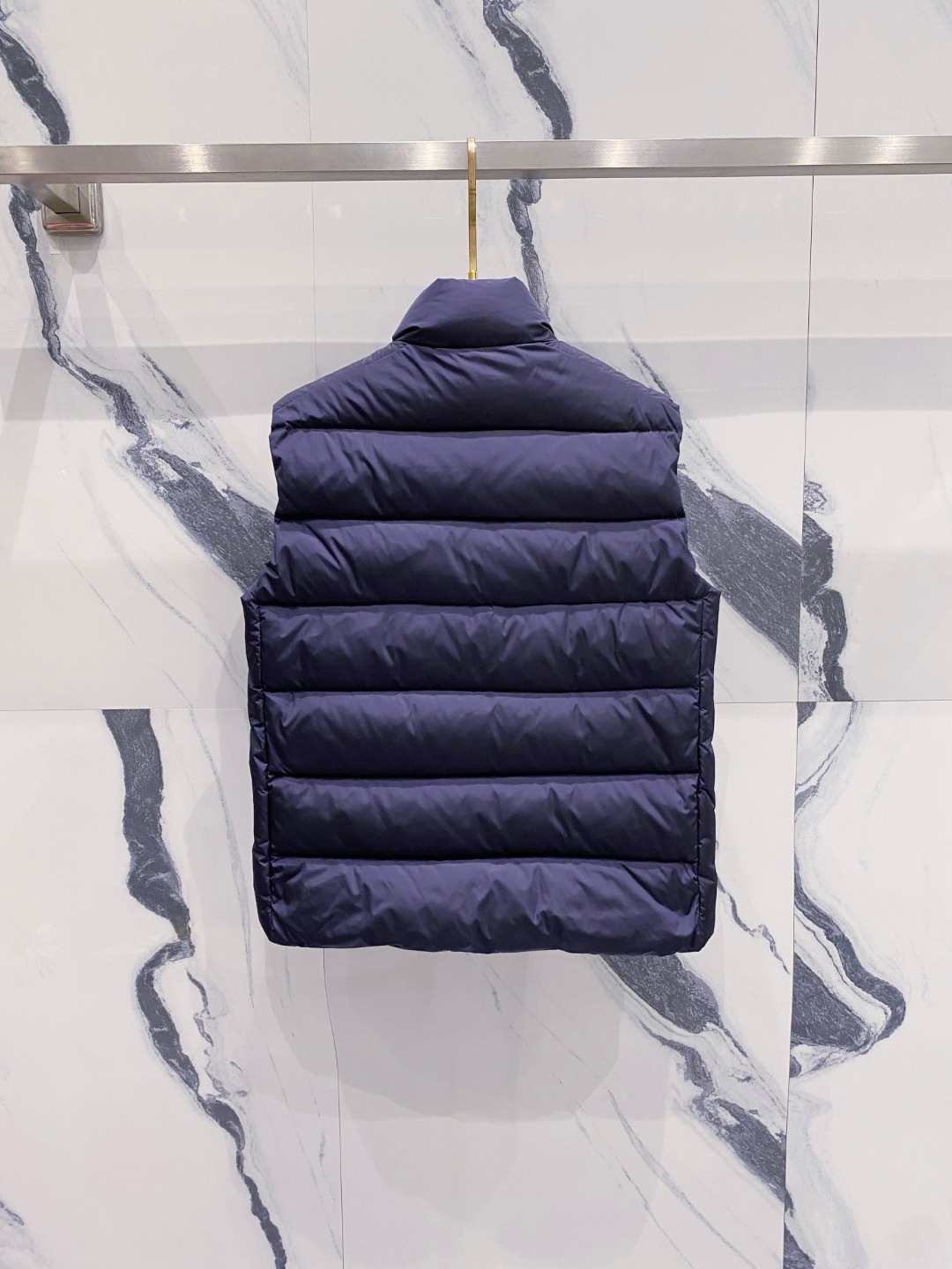 Prada 普拉达2025秋冬专柜同步新品发布，最新款羽绒马甲出货，全部原版购入，今年最新色，无论面料和