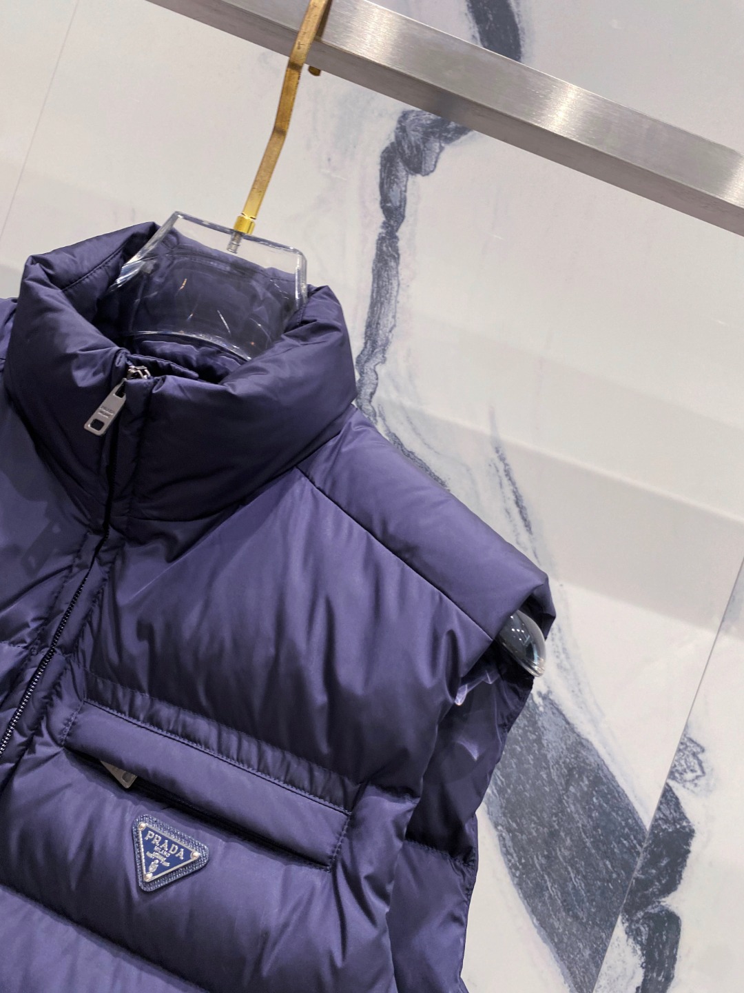 Prada 普拉达2025秋冬专柜同步新品发布，最新款羽绒马甲出货，全部原版购入，今年最新色，无论面料和