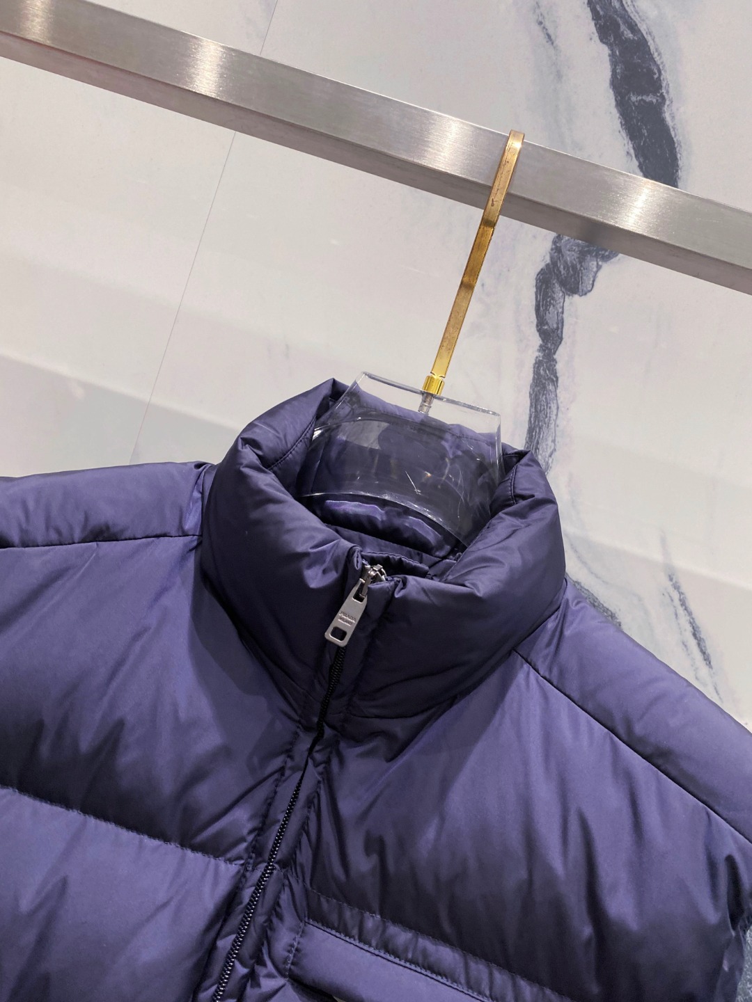 Prada 普拉达2025秋冬专柜同步新品发布，最新款羽绒马甲出货，全部原版购入，今年最新色，无论面料和