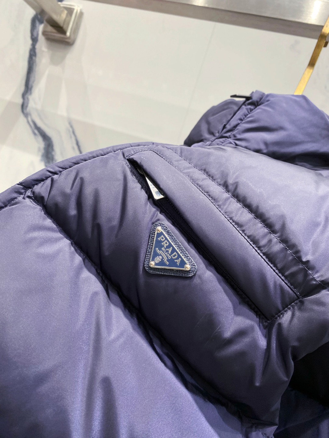 Prada 普拉达2025秋冬专柜同步新品发布，最新款羽绒马甲出货，全部原版购入，今年最新色，无论面料和