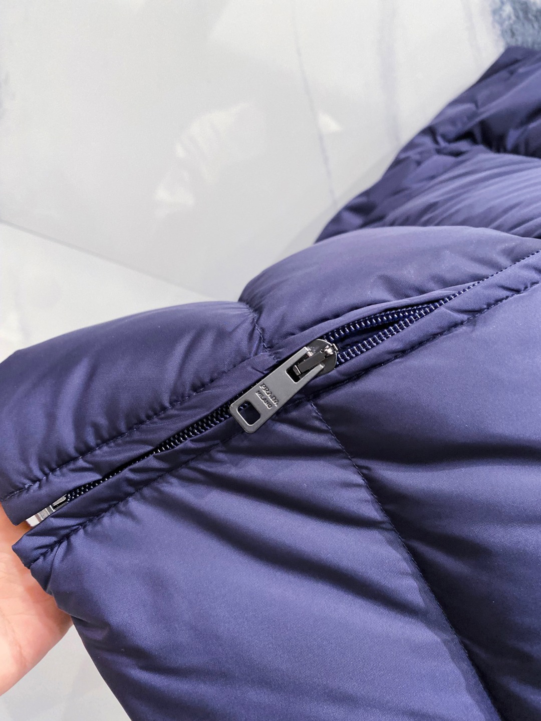 Prada 普拉达2025秋冬专柜同步新品发布，最新款羽绒马甲出货，全部原版购入，今年最新色，无论面料和