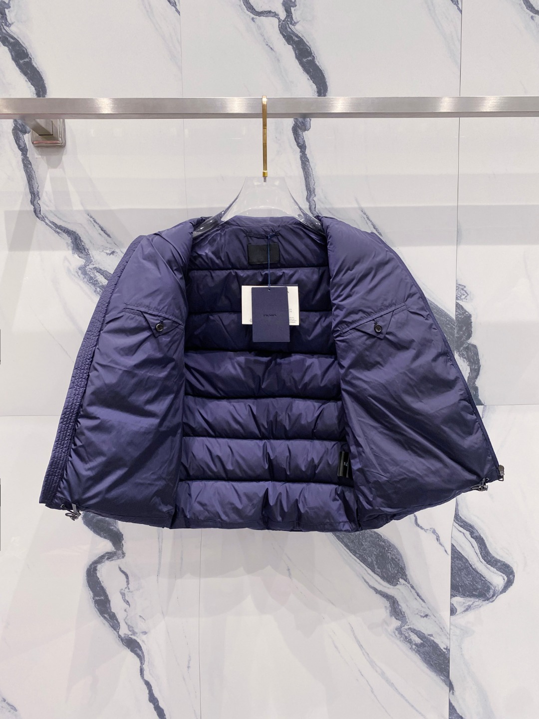 Prada 普拉达2025秋冬专柜同步新品发布，最新款羽绒马甲出货，全部原版购入，今年最新色，无论面料和