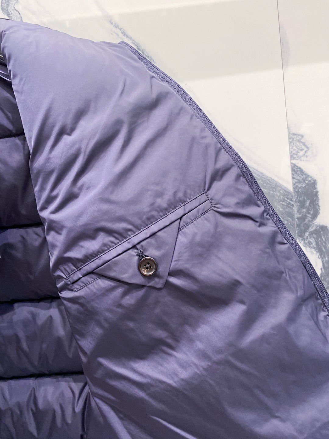 Prada 普拉达2025秋冬专柜同步新品发布，最新款羽绒马甲出货，全部原版购入，今年最新色，无论面料和