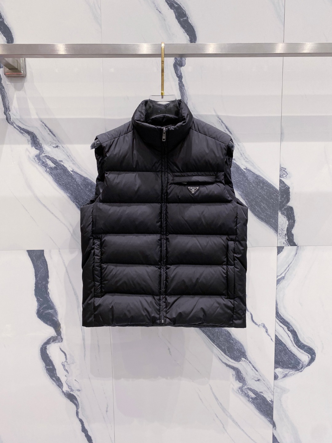 Prada 普拉达2025秋冬专柜同步新品发布，最新款羽绒马甲出货，全部原版购入，今年最新色，无论面料和