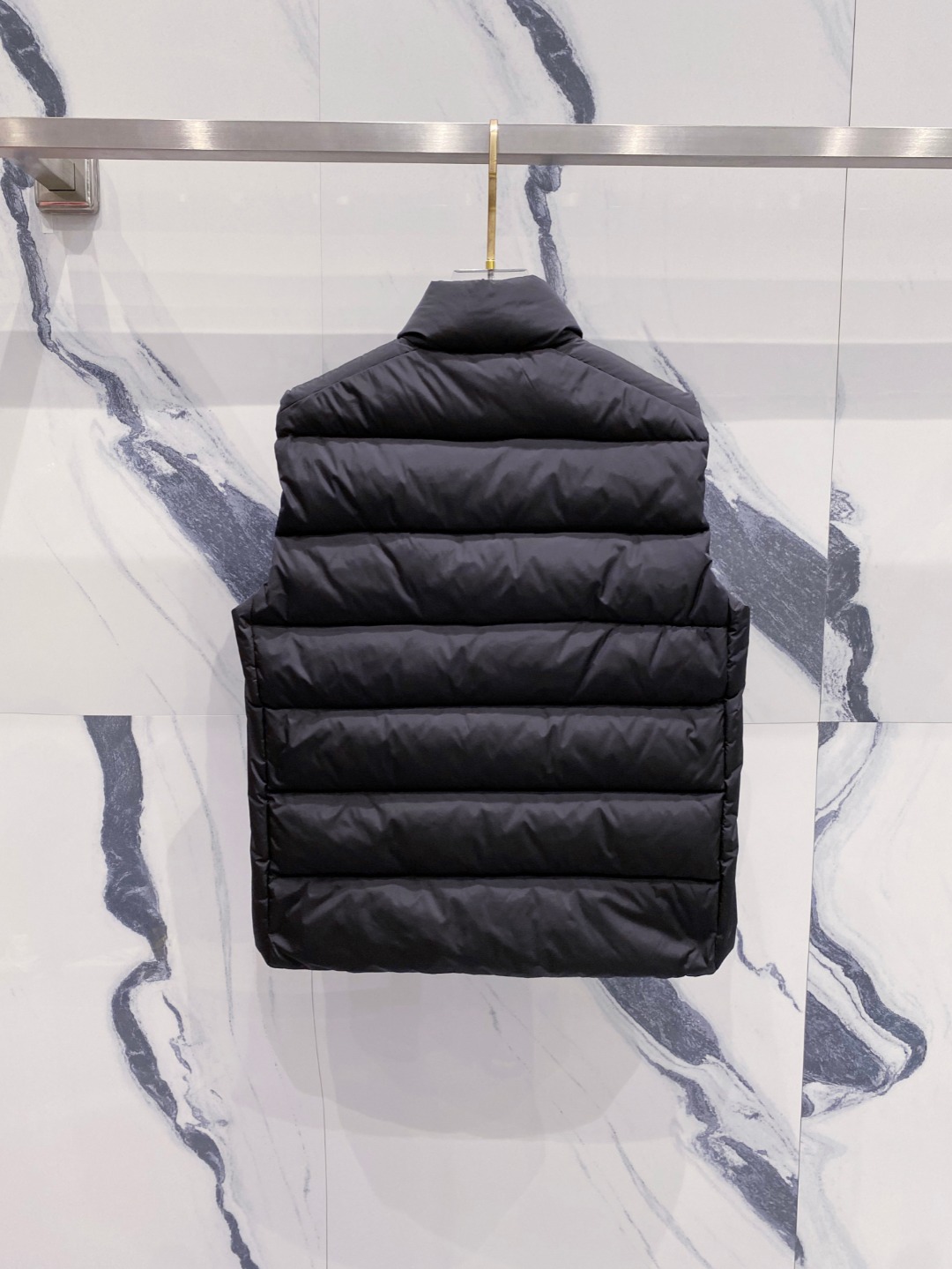 Prada 普拉达2025秋冬专柜同步新品发布，最新款羽绒马甲出货，全部原版购入，今年最新色，无论面料和