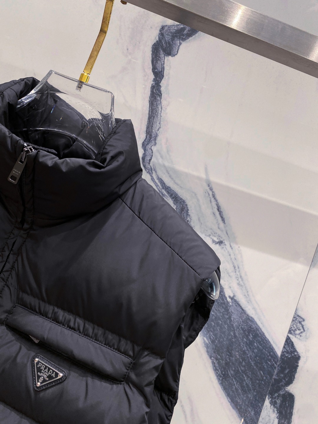 Prada 普拉达2025秋冬专柜同步新品发布，最新款羽绒马甲出货，全部原版购入，今年最新色，无论面料和