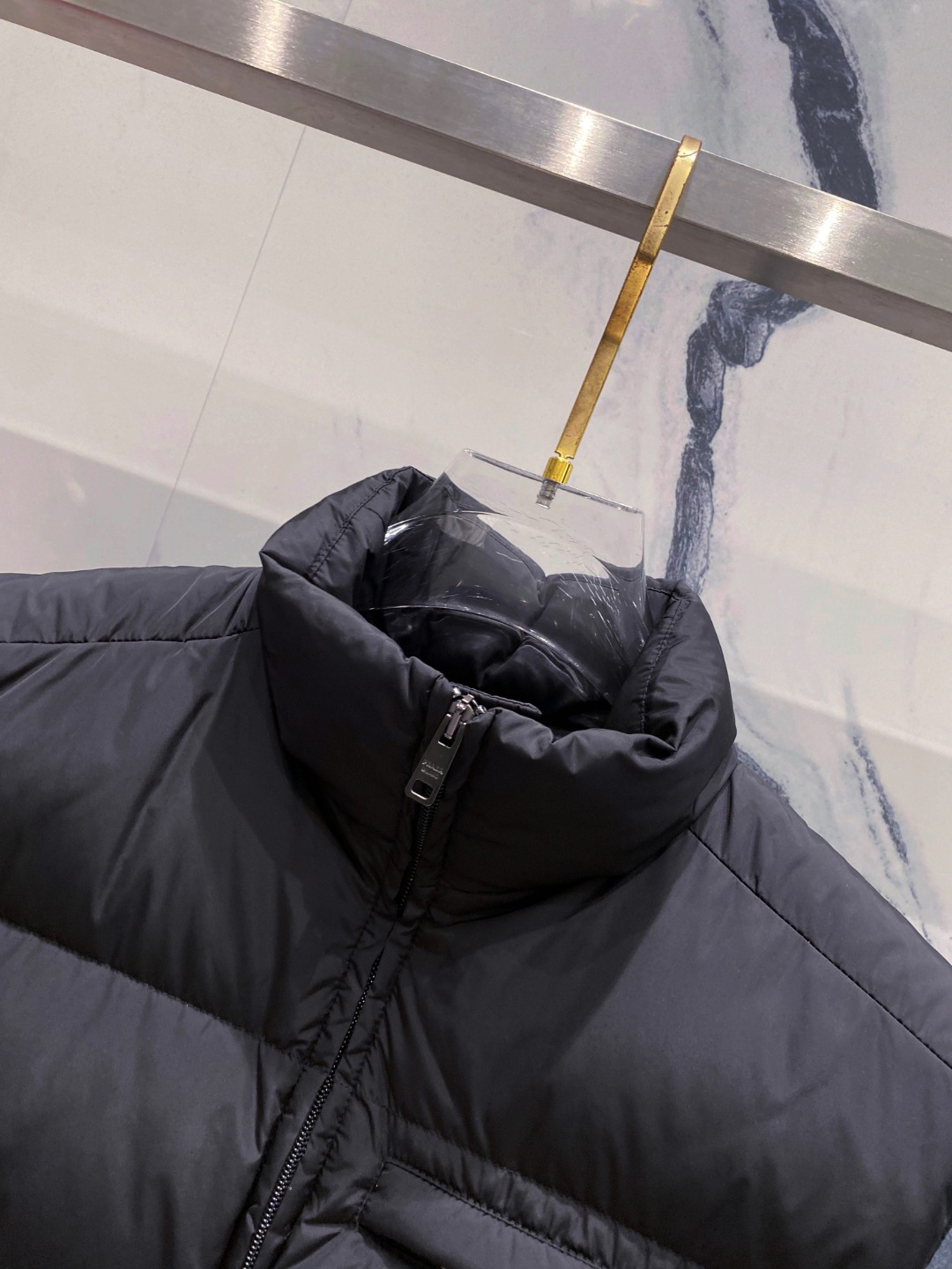 Prada 普拉达2025秋冬专柜同步新品发布，最新款羽绒马甲出货，全部原版购入，今年最新色，无论面料和