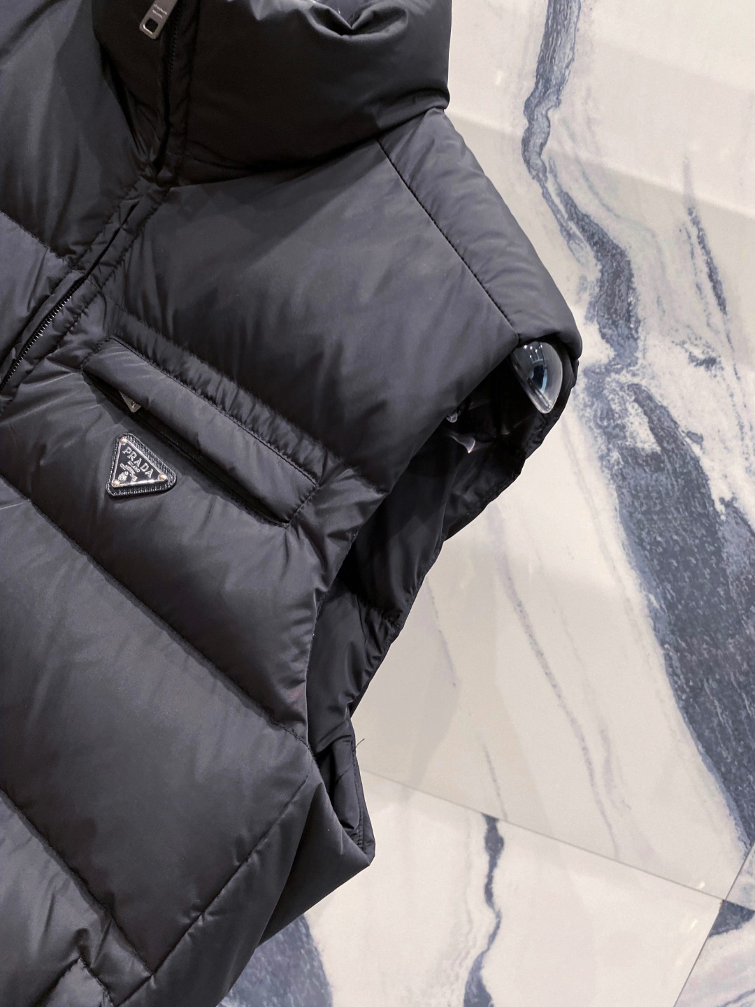 Prada 普拉达2025秋冬专柜同步新品发布，最新款羽绒马甲出货，全部原版购入，今年最新色，无论面料和