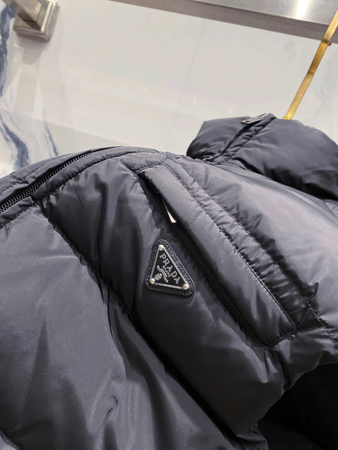 Prada 普拉达2025秋冬专柜同步新品发布，最新款羽绒马甲出货，全部原版购入，今年最新色，无论面料和