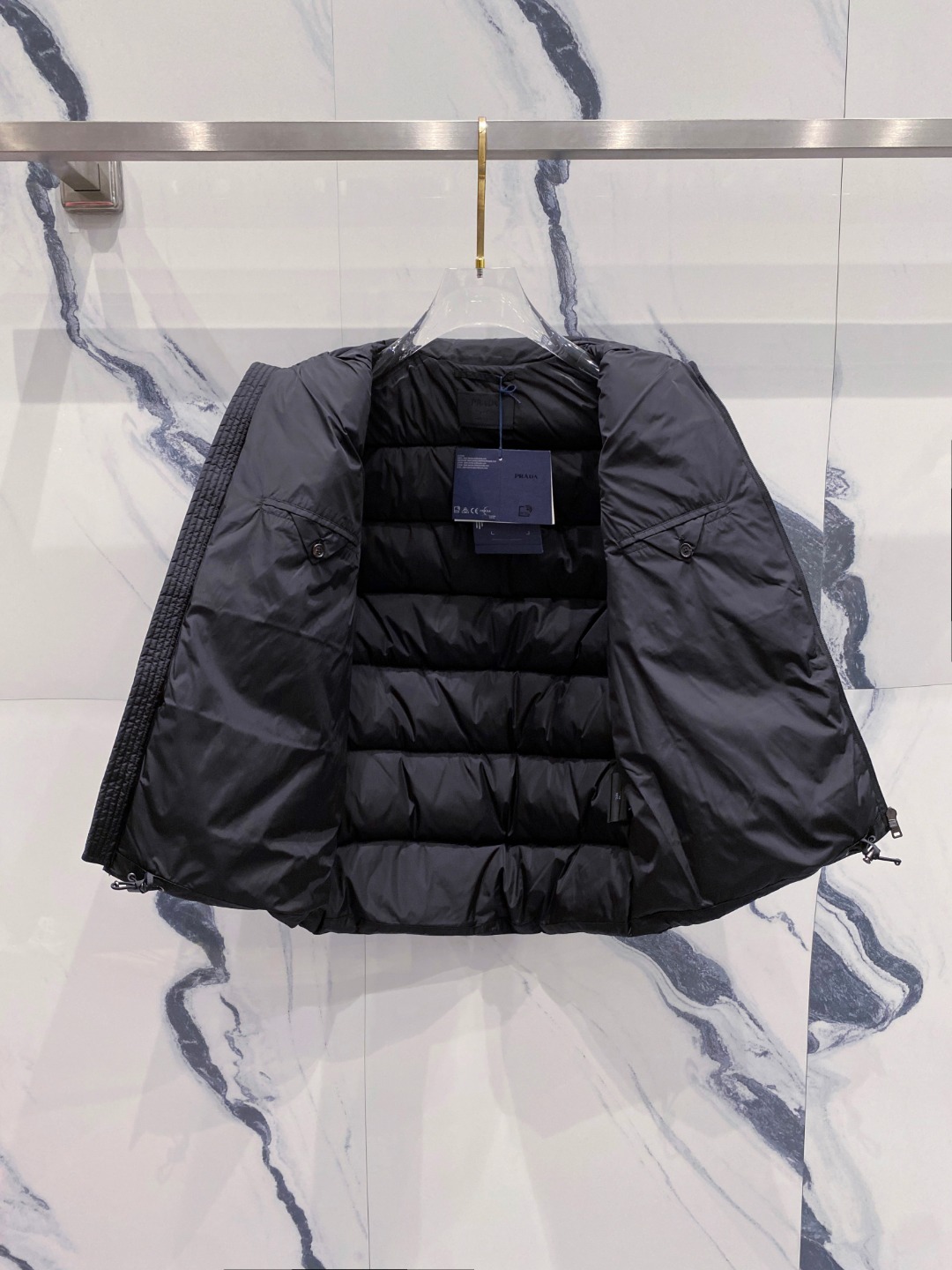 Prada 普拉达2025秋冬专柜同步新品发布，最新款羽绒马甲出货，全部原版购入，今年最新色，无论面料和