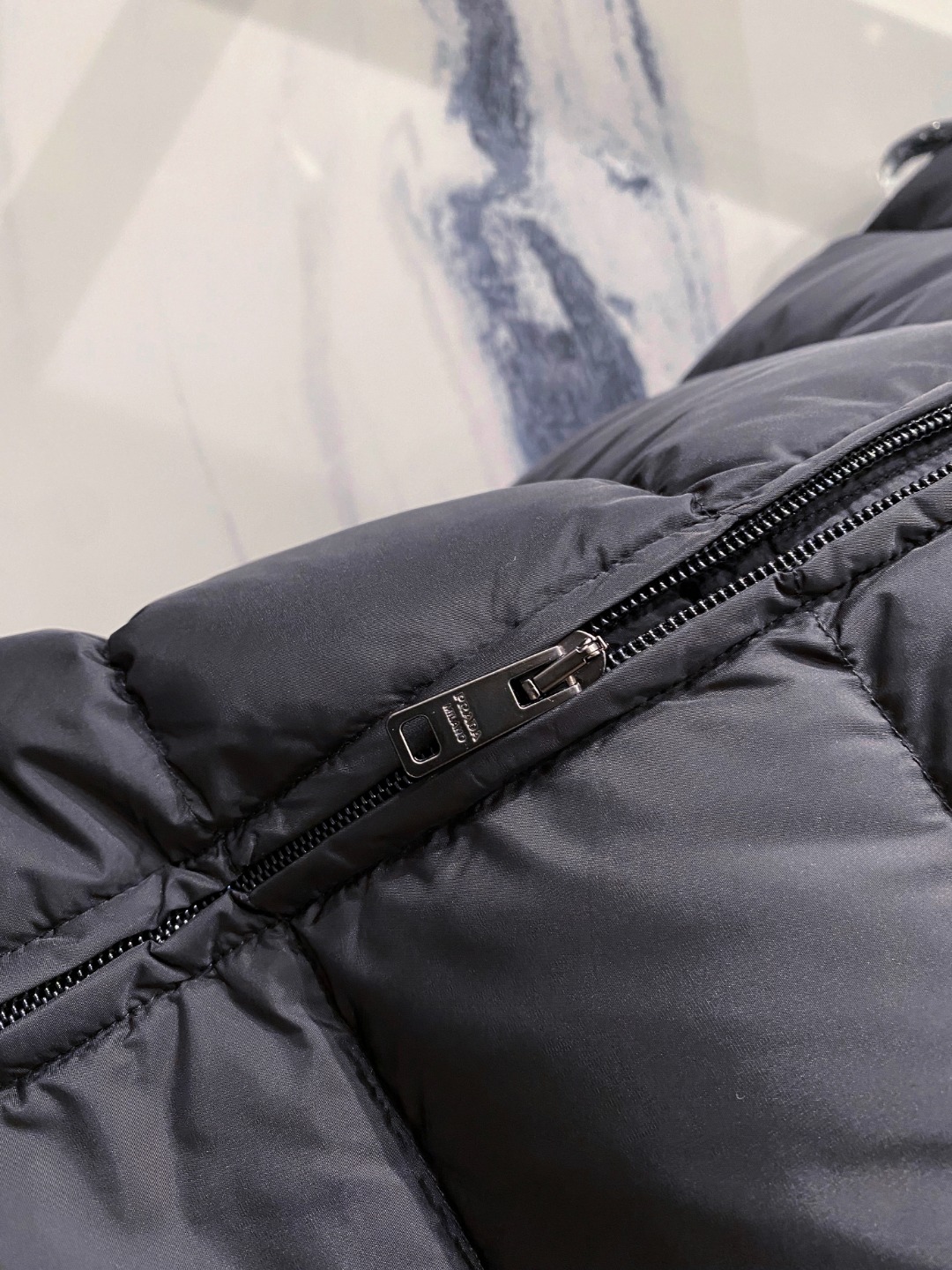 Prada 普拉达2025秋冬专柜同步新品发布，最新款羽绒马甲出货，全部原版购入，今年最新色，无论面料和