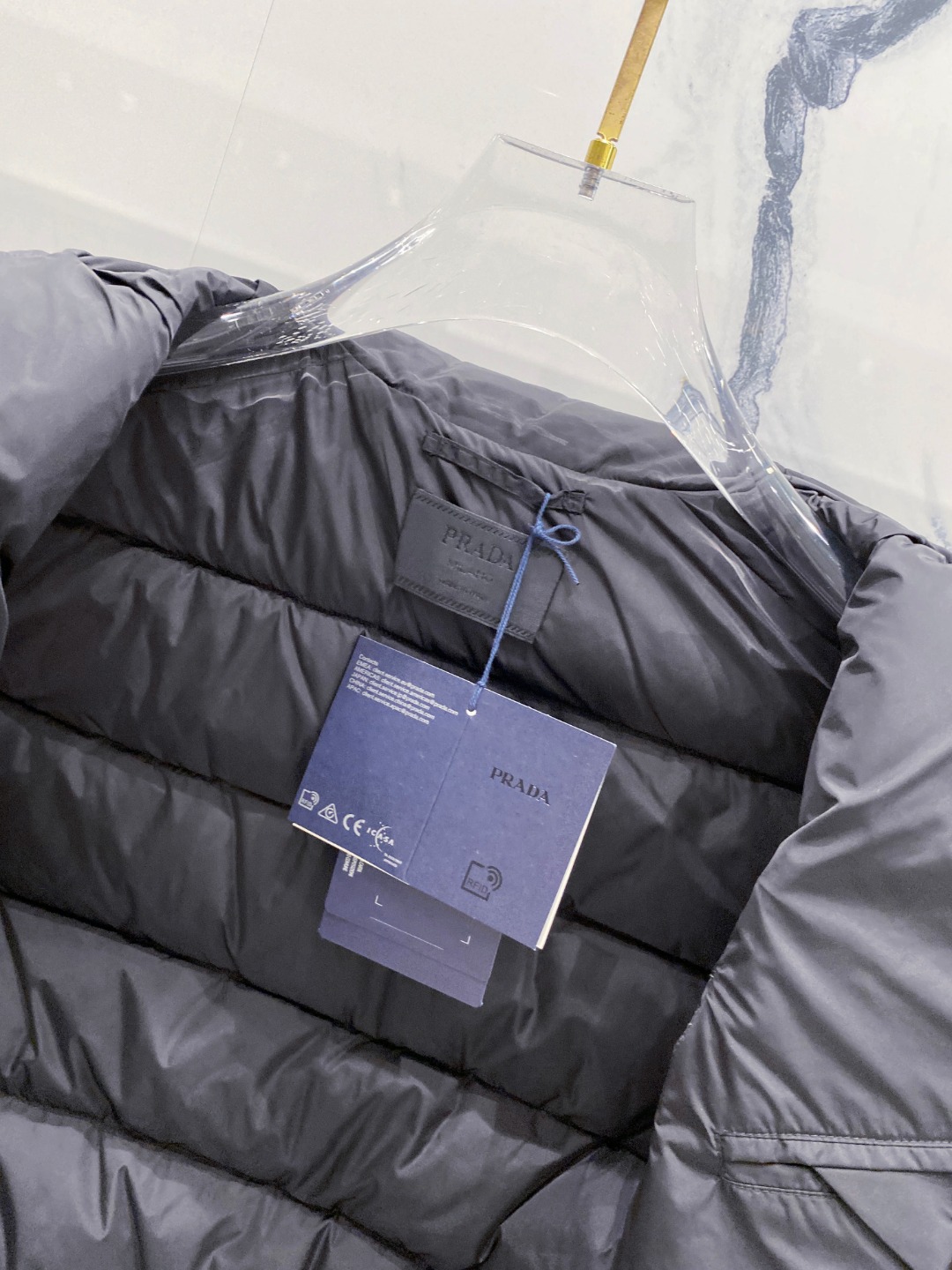 Prada 普拉达2025秋冬专柜同步新品发布，最新款羽绒马甲出货，全部原版购入，今年最新色，无论面料和