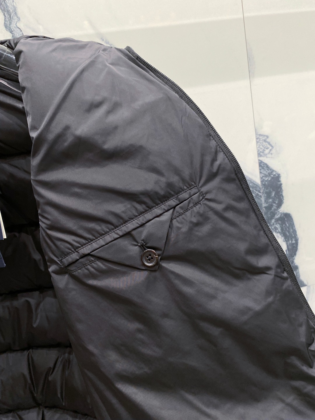 Prada 普拉达2025秋冬专柜同步新品发布，最新款羽绒马甲出货，全部原版购入，今年最新色，无论面料和