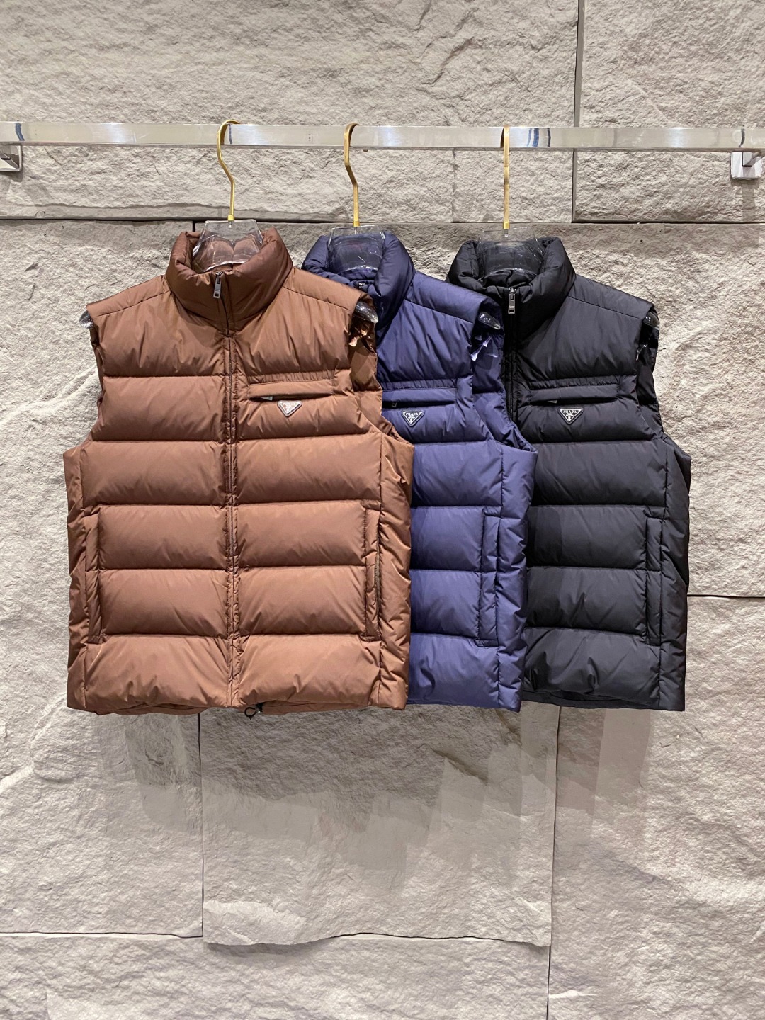 Prada 普拉达2025秋冬专柜同步新品发布，最新款羽绒马甲出货，全部原版购入，今年最新色，无论面料和