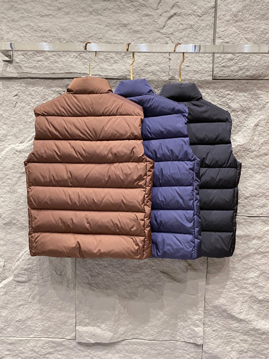 Prada 普拉达2025秋冬专柜同步新品发布，最新款羽绒马甲出货，全部原版购入，今年最新色，无论面料和