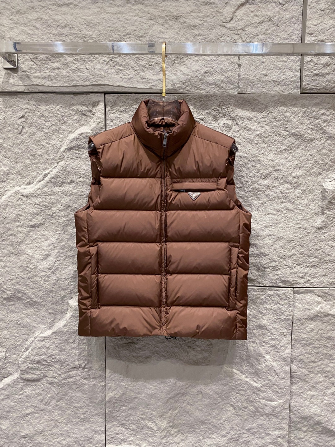 Prada 普拉达2025秋冬专柜同步新品发布，最新款羽绒马甲出货，全部原版购入，今年最新色，无论面料和