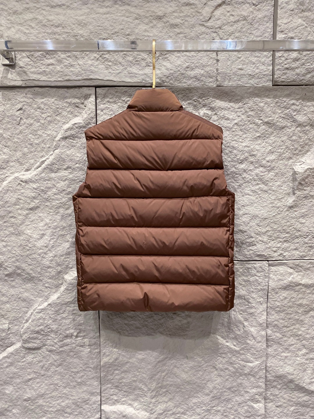 Prada 普拉达2025秋冬专柜同步新品发布，最新款羽绒马甲出货，全部原版购入，今年最新色，无论面料和