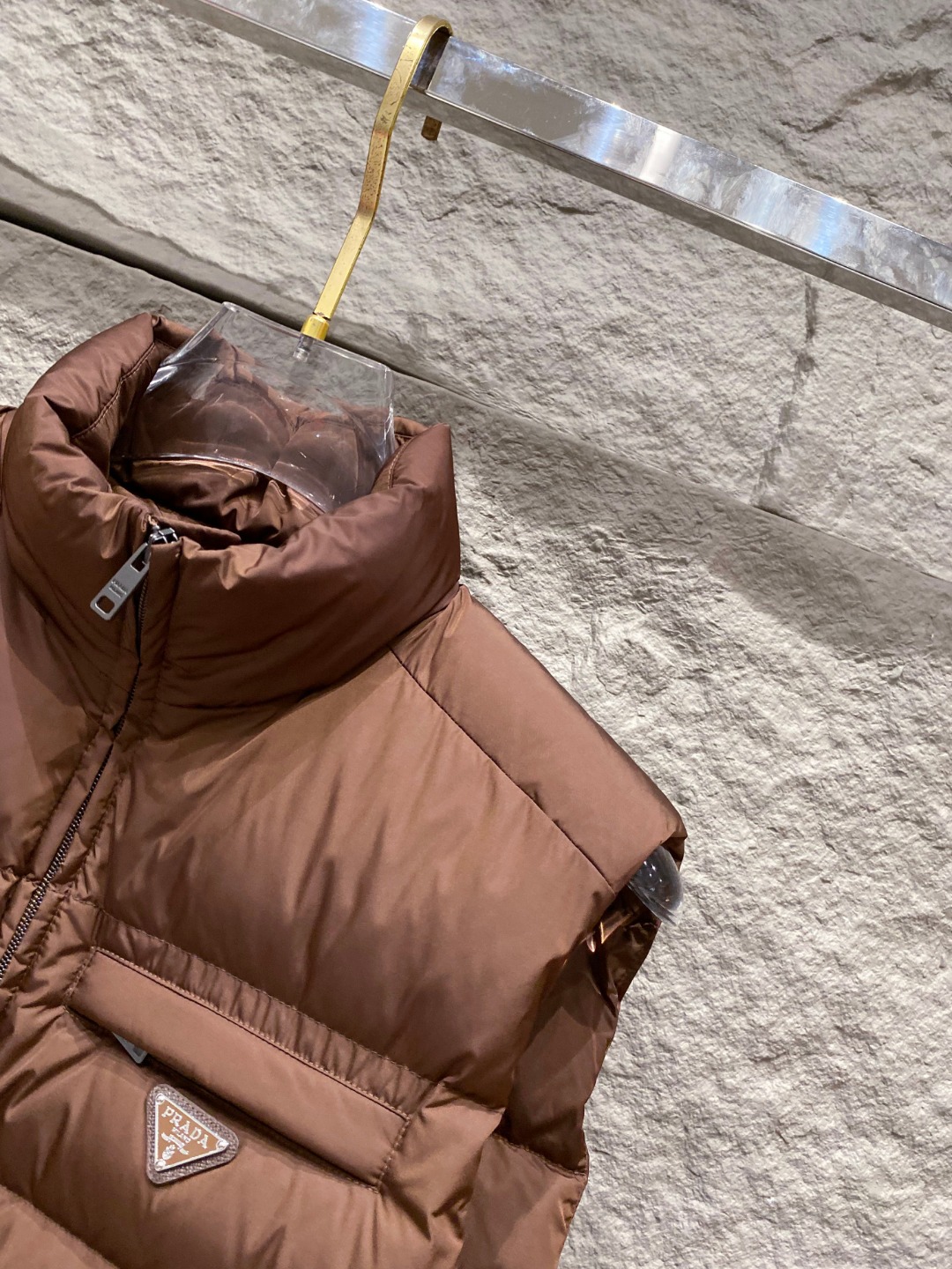 Prada 普拉达2025秋冬专柜同步新品发布，最新款羽绒马甲出货，全部原版购入，今年最新色，无论面料和