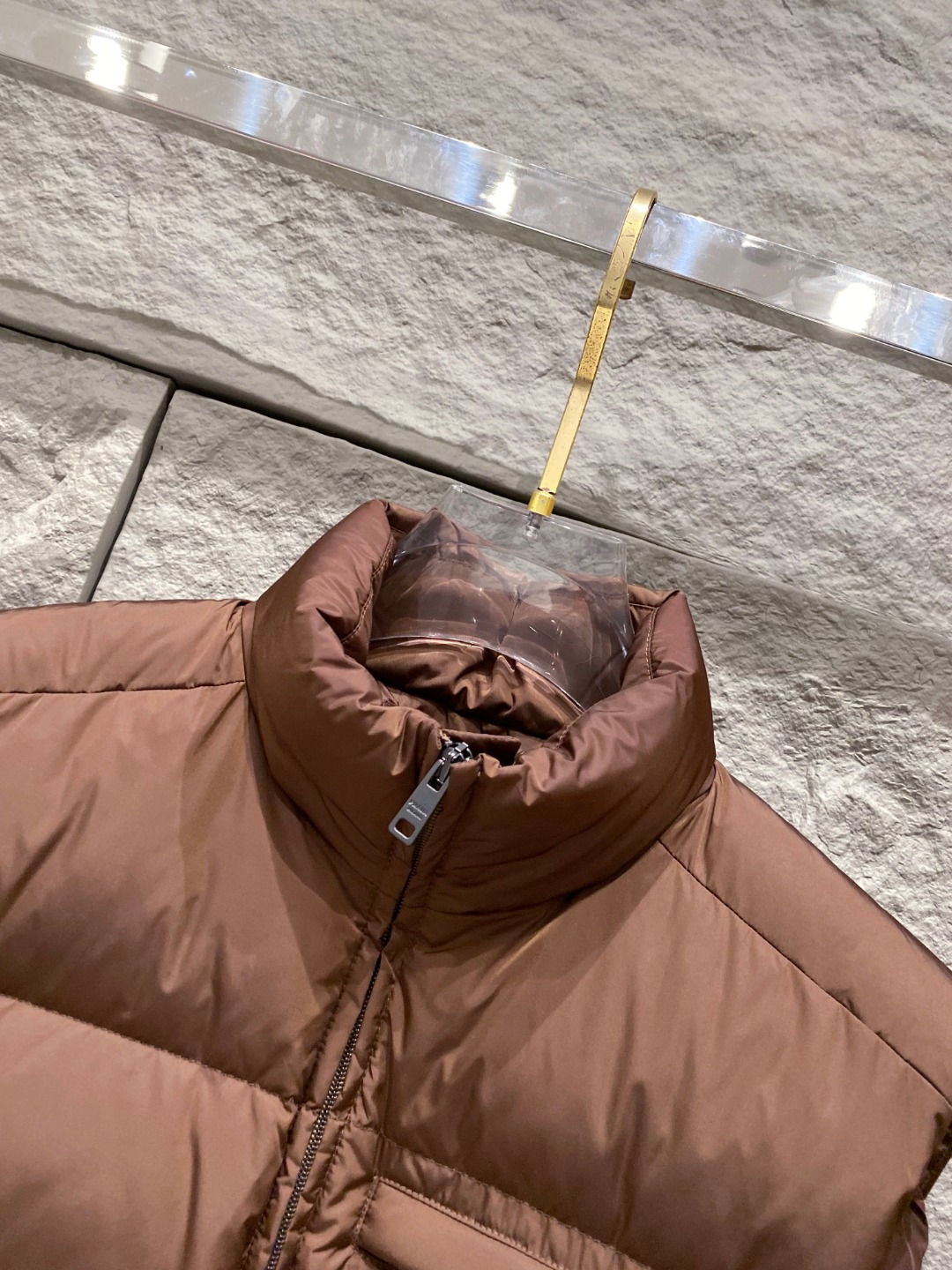 Prada 普拉达2025秋冬专柜同步新品发布，最新款羽绒马甲出货，全部原版购入，今年最新色，无论面料和