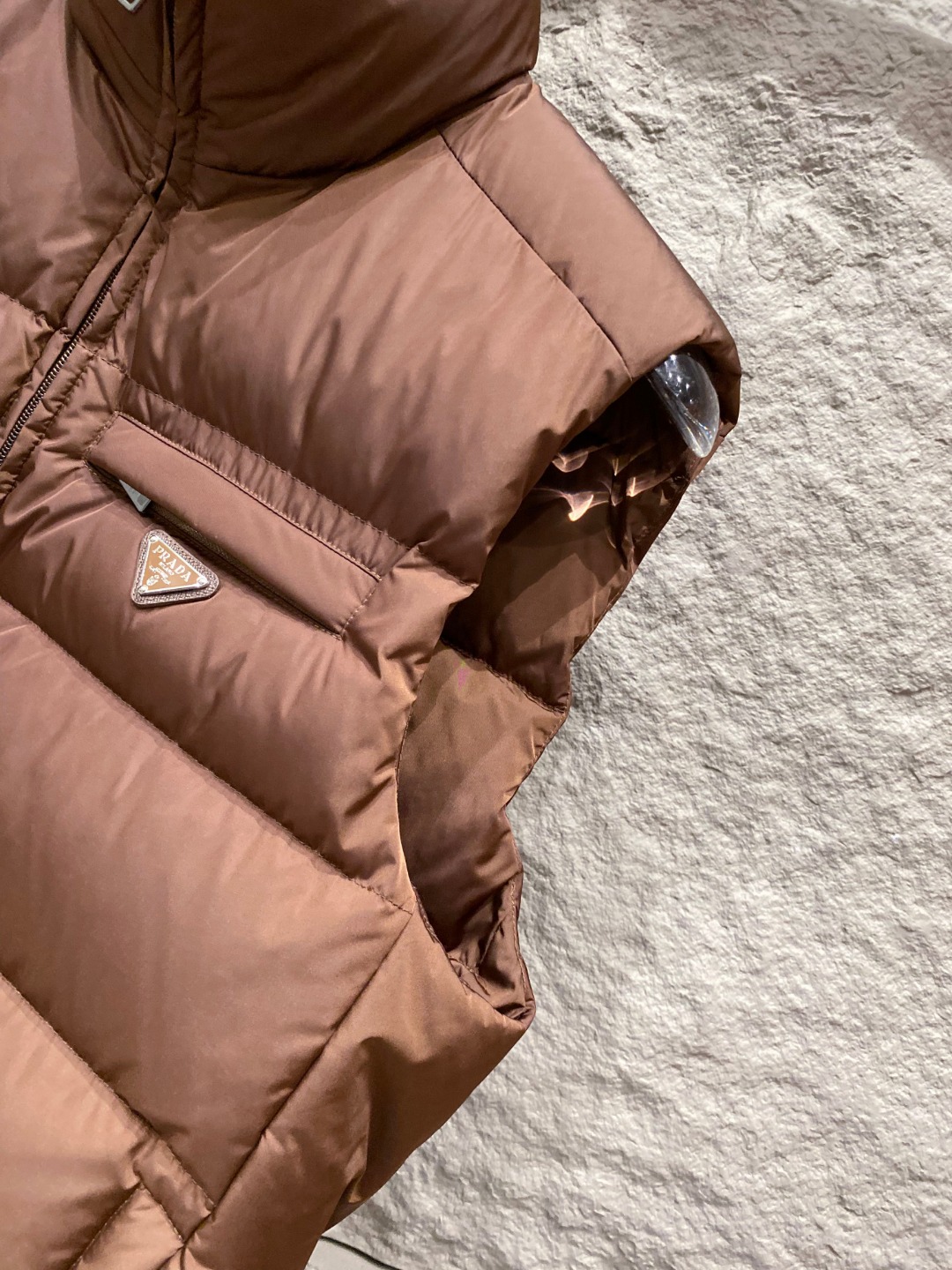 Prada 普拉达2025秋冬专柜同步新品发布，最新款羽绒马甲出货，全部原版购入，今年最新色，无论面料和