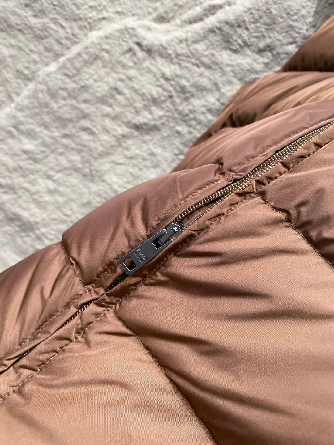 Prada 普拉达2025秋冬专柜同步新品发布，最新款羽绒马甲出货，全部原版购入，今年最新色，无论面料和