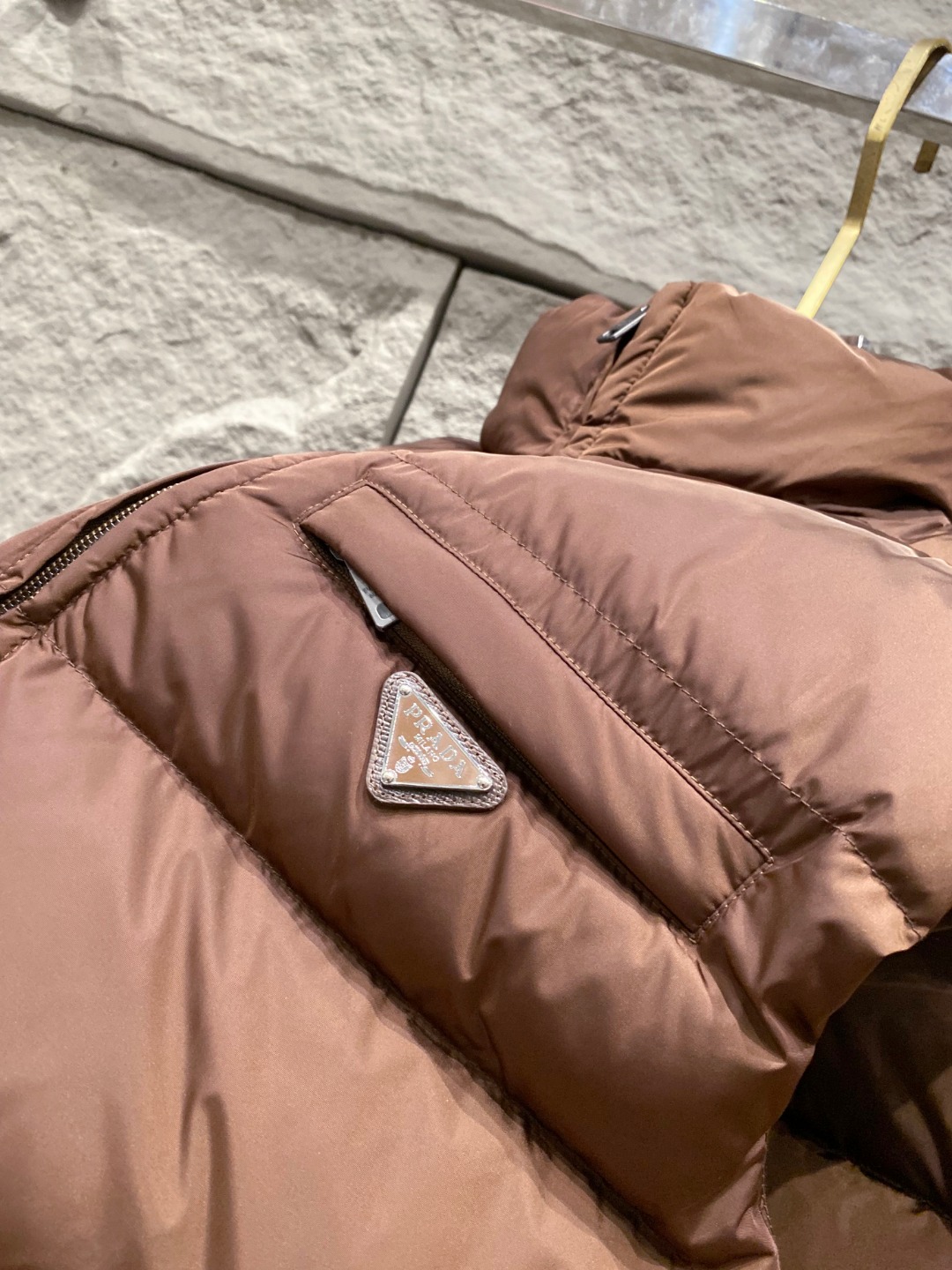 Prada 普拉达2025秋冬专柜同步新品发布，最新款羽绒马甲出货，全部原版购入，今年最新色，无论面料和