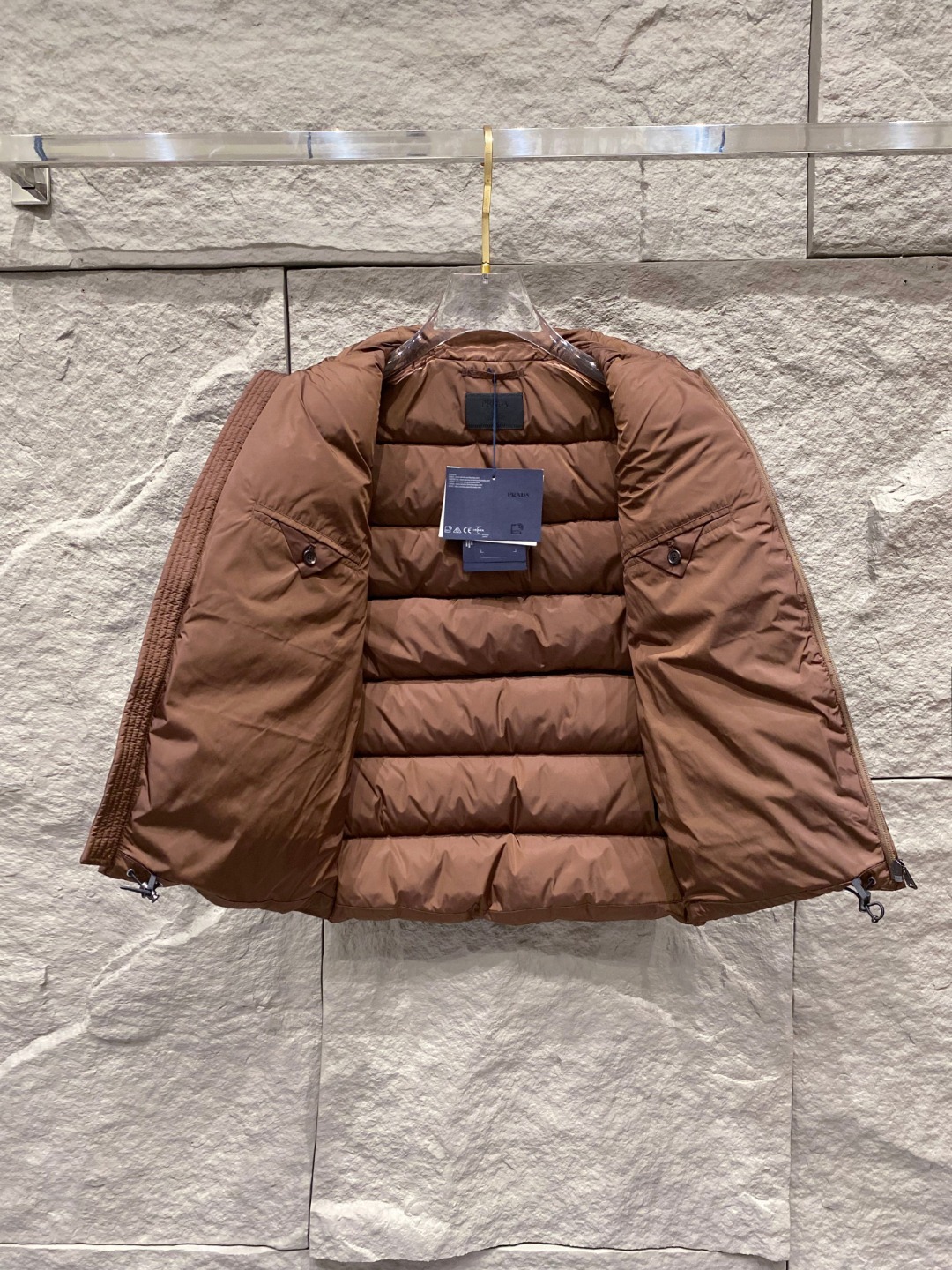 Prada 普拉达2025秋冬专柜同步新品发布，最新款羽绒马甲出货，全部原版购入，今年最新色，无论面料和