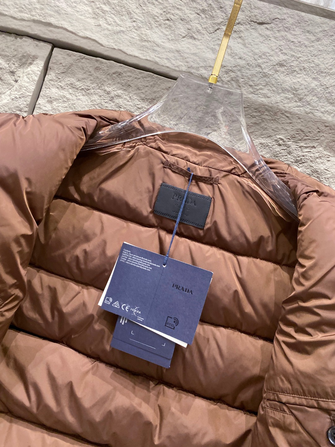 Prada 普拉达2025秋冬专柜同步新品发布，最新款羽绒马甲出货，全部原版购入，今年最新色，无论面料和