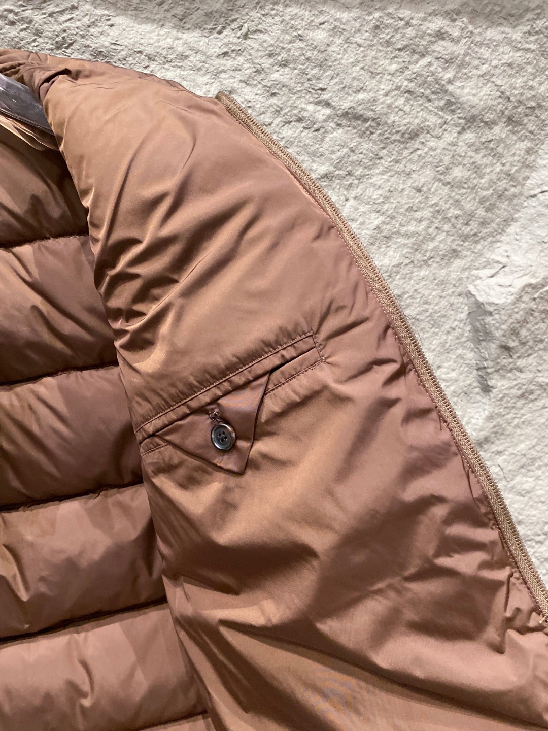 Prada 普拉达2025秋冬专柜同步新品发布，最新款羽绒马甲出货，全部原版购入，今年最新色，无论面料和