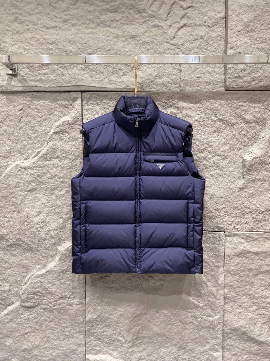 Prada 普拉达2025秋冬专柜同步新品发布，最新款羽绒马甲出货，全部原版购入，今年最新色，无论面料和