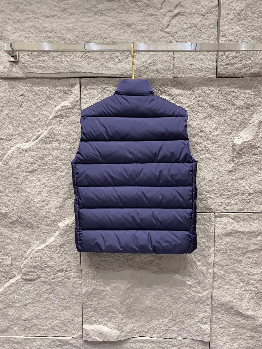 Prada 普拉达2025秋冬专柜同步新品发布，最新款羽绒马甲出货，全部原版购入，今年最新色，无论面料和