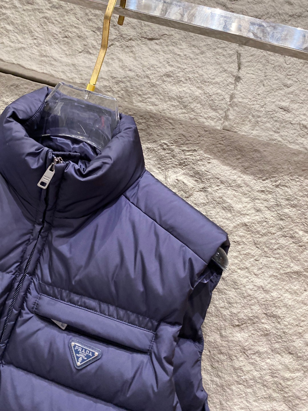 Prada 普拉达2025秋冬专柜同步新品发布，最新款羽绒马甲出货，全部原版购入，今年最新色，无论面料和