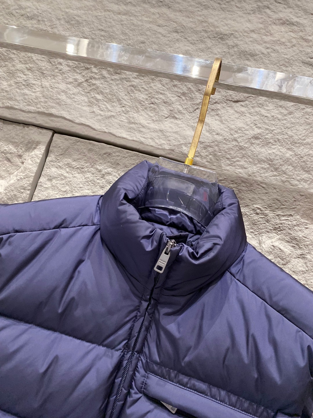 Prada 普拉达2025秋冬专柜同步新品发布，最新款羽绒马甲出货，全部原版购入，今年最新色，无论面料和