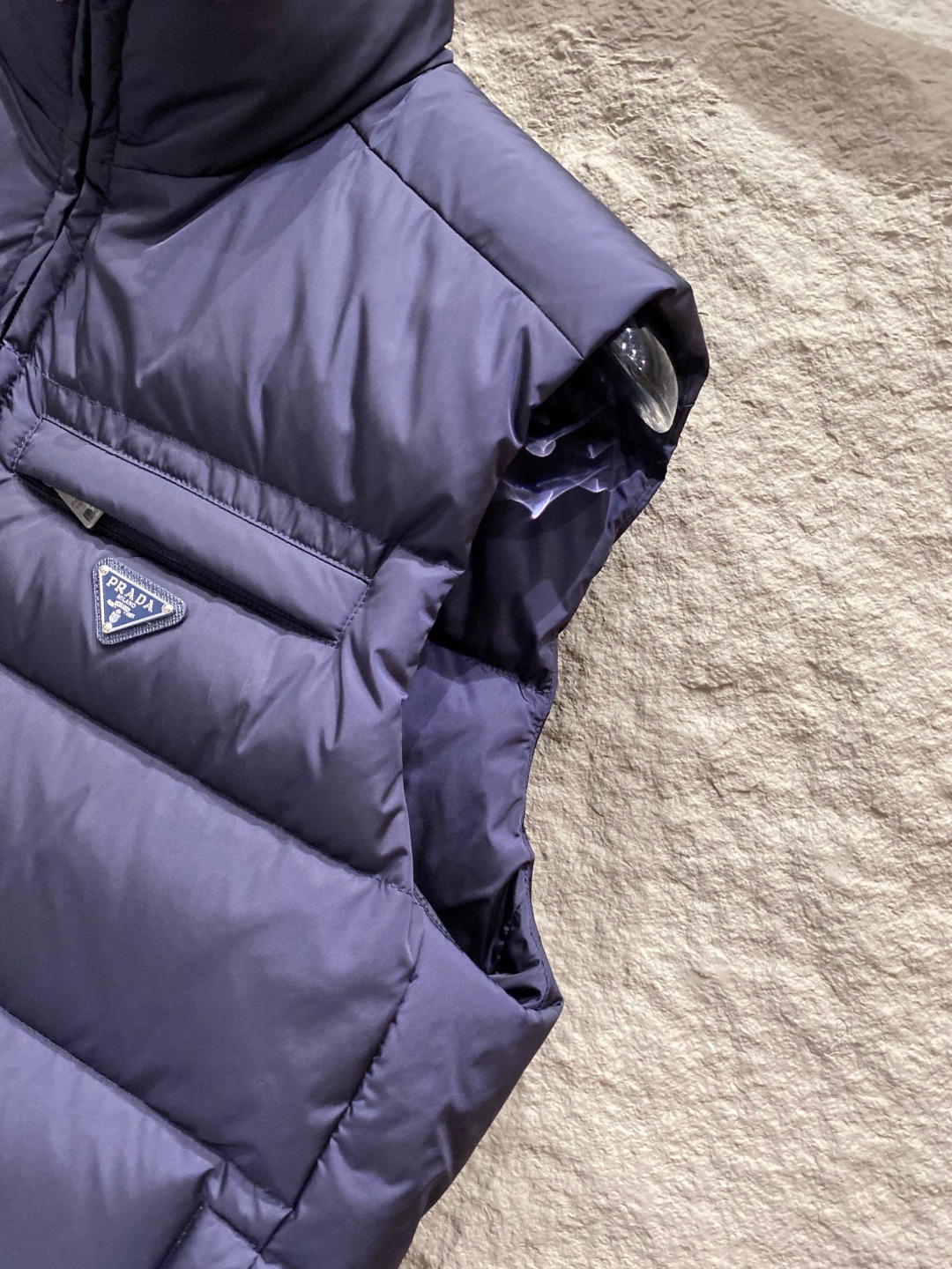 Prada 普拉达2025秋冬专柜同步新品发布，最新款羽绒马甲出货，全部原版购入，今年最新色，无论面料和