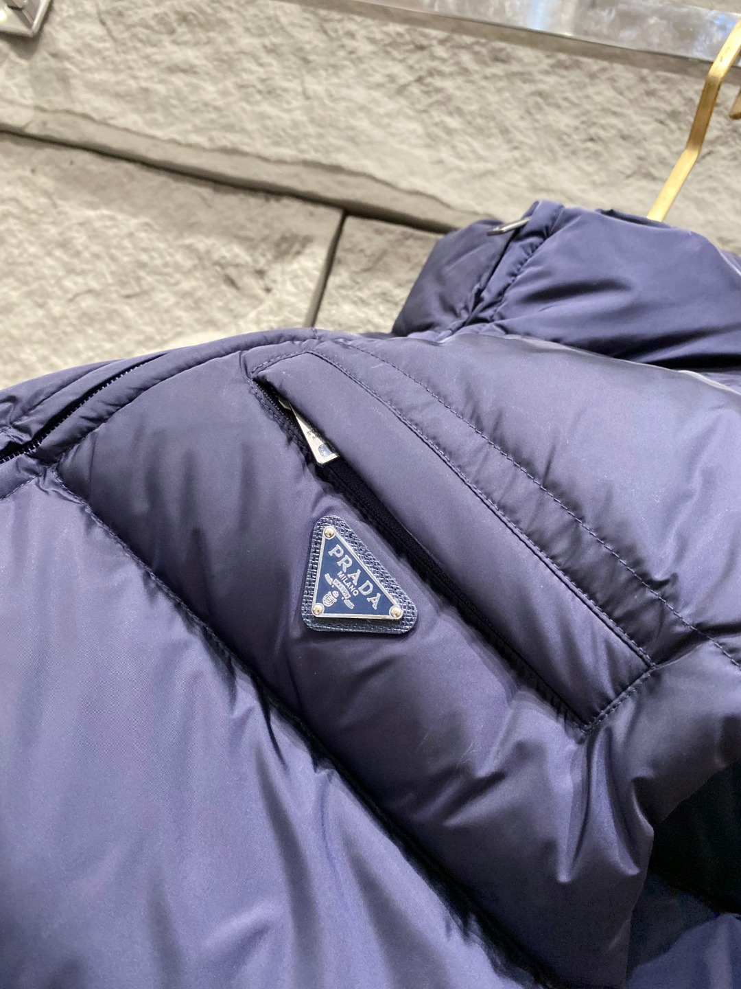Prada 普拉达2025秋冬专柜同步新品发布，最新款羽绒马甲出货，全部原版购入，今年最新色，无论面料和