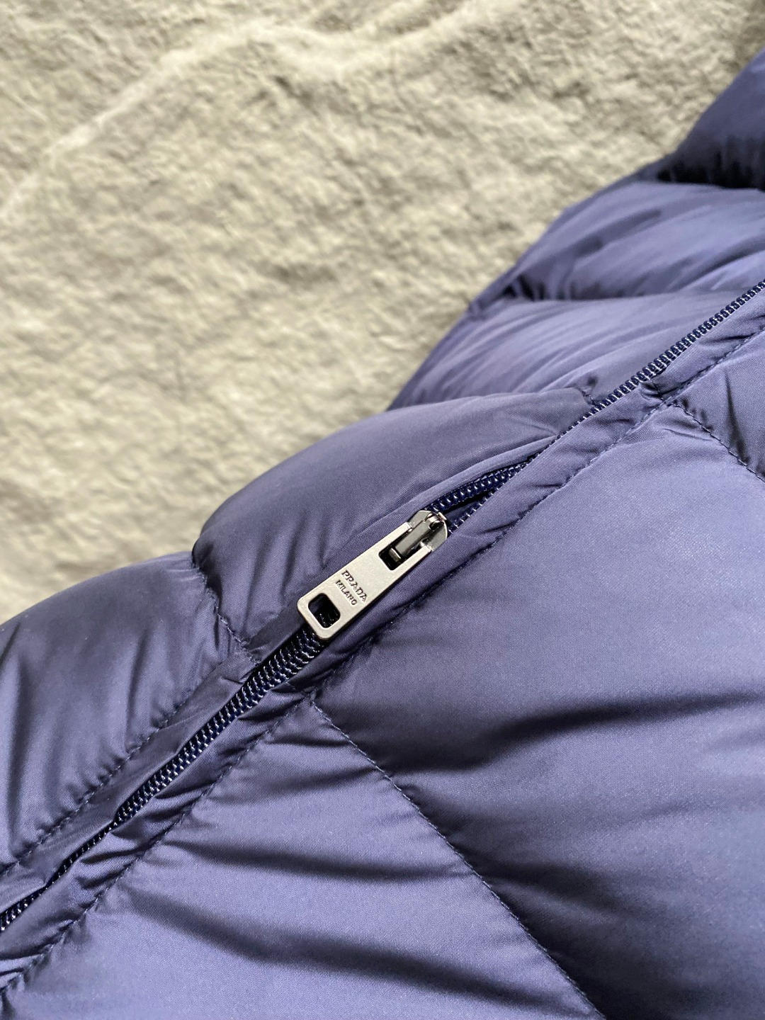 Prada 普拉达2025秋冬专柜同步新品发布，最新款羽绒马甲出货，全部原版购入，今年最新色，无论面料和