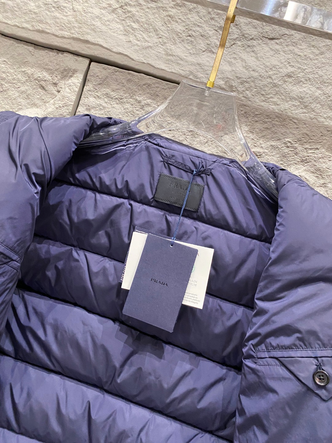 Prada 普拉达2025秋冬专柜同步新品发布，最新款羽绒马甲出货，全部原版购入，今年最新色，无论面料和