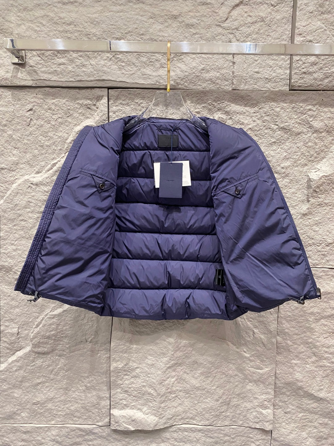 Prada 普拉达2025秋冬专柜同步新品发布，最新款羽绒马甲出货，全部原版购入，今年最新色，无论面料和