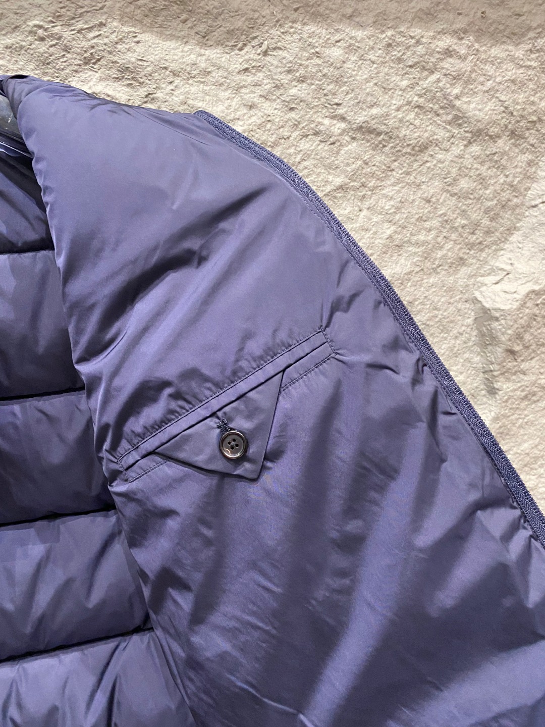 Prada 普拉达2025秋冬专柜同步新品发布，最新款羽绒马甲出货，全部原版购入，今年最新色，无论面料和