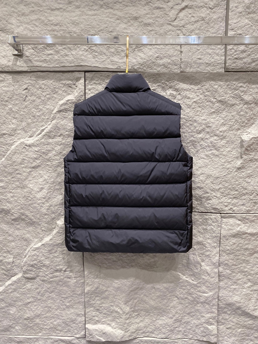 Prada 普拉达2025秋冬专柜同步新品发布，最新款羽绒马甲出货，全部原版购入，今年最新色，无论面料和