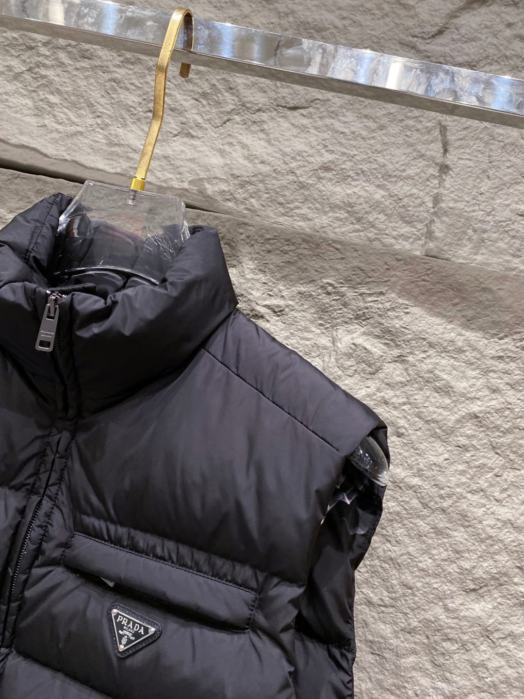 Prada 普拉达2025秋冬专柜同步新品发布，最新款羽绒马甲出货，全部原版购入，今年最新色，无论面料和