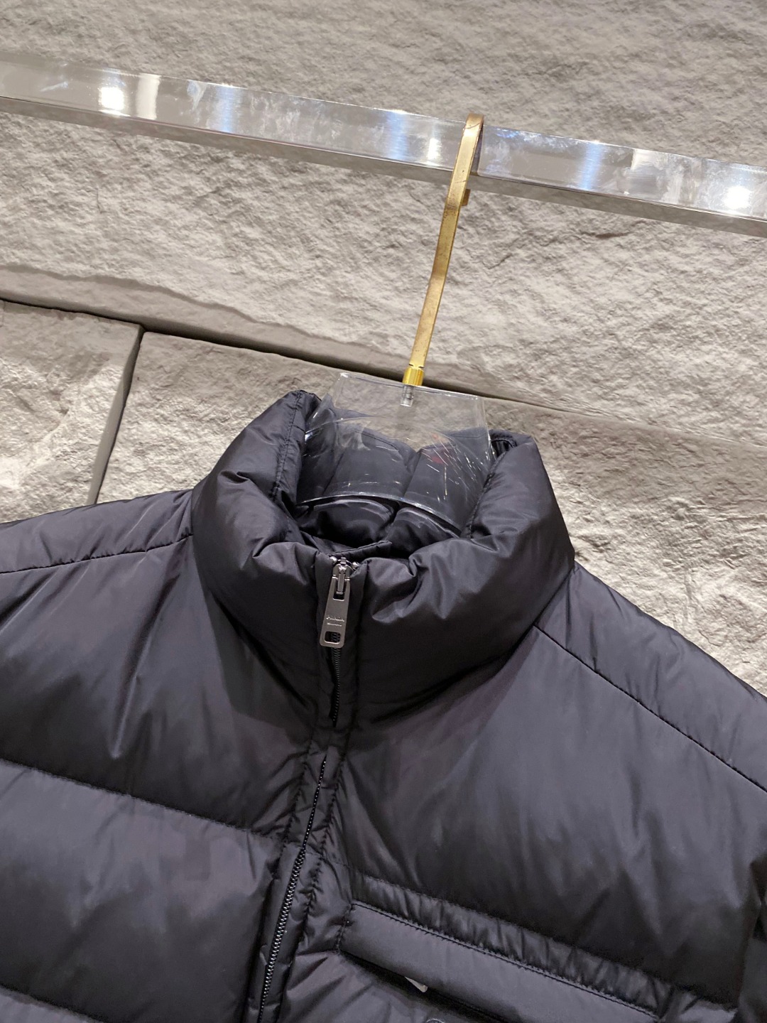 Prada 普拉达2025秋冬专柜同步新品发布，最新款羽绒马甲出货，全部原版购入，今年最新色，无论面料和