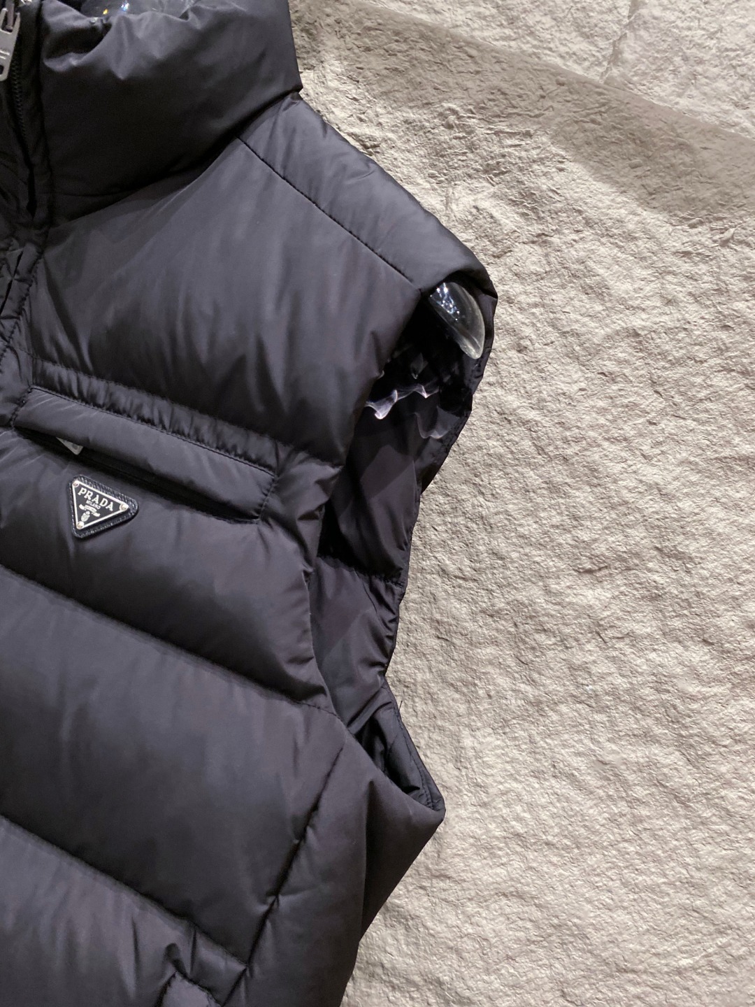 Prada 普拉达2025秋冬专柜同步新品发布，最新款羽绒马甲出货，全部原版购入，今年最新色，无论面料和