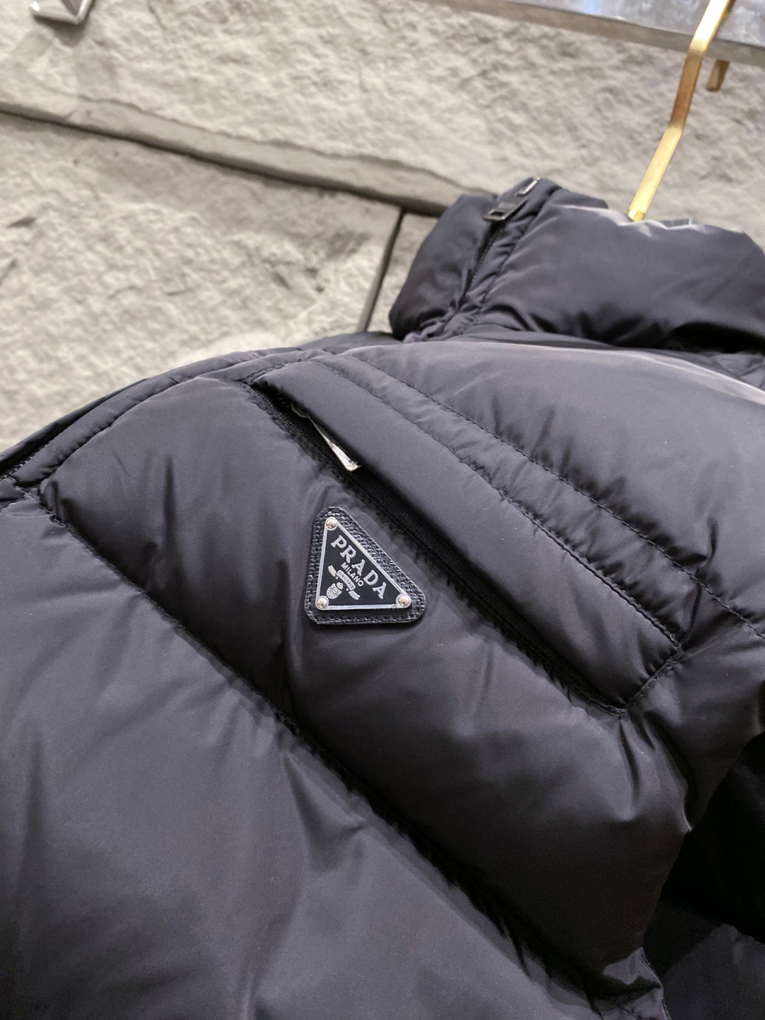 Prada 普拉达2025秋冬专柜同步新品发布，最新款羽绒马甲出货，全部原版购入，今年最新色，无论面料和