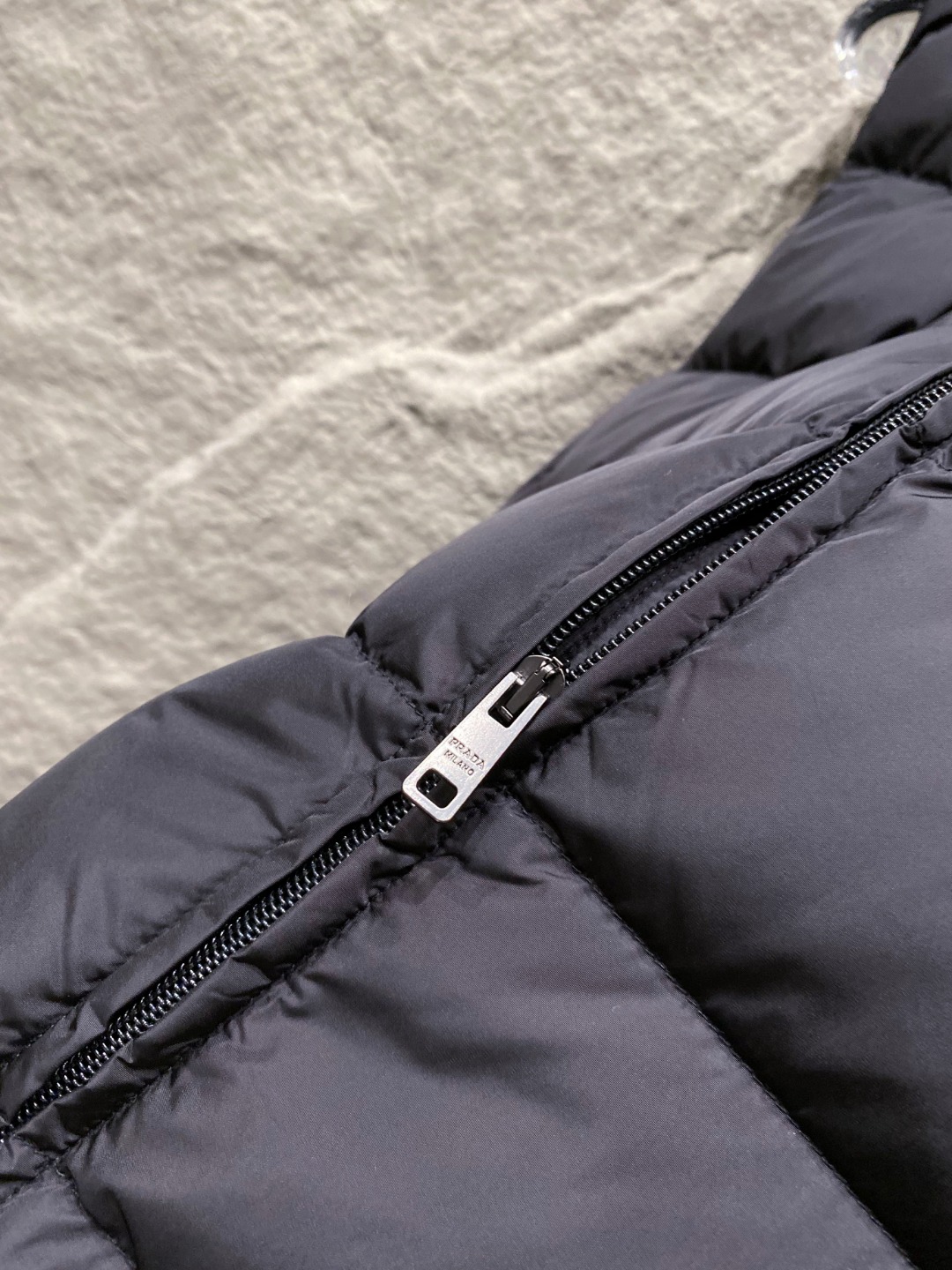 Prada 普拉达2025秋冬专柜同步新品发布，最新款羽绒马甲出货，全部原版购入，今年最新色，无论面料和