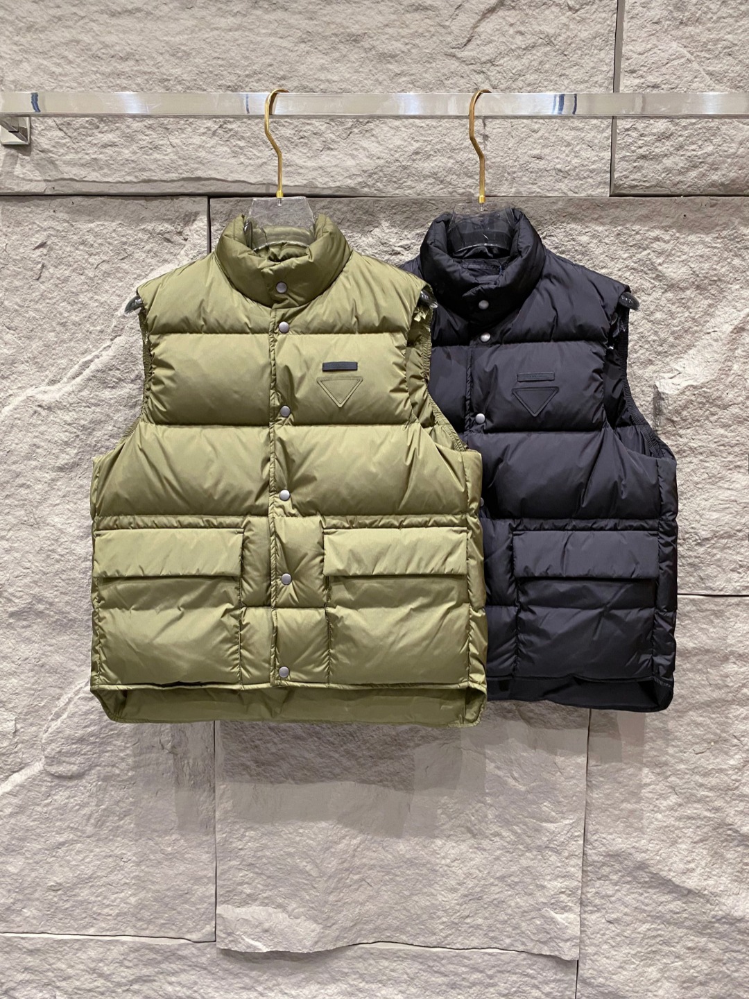 Prada 普拉达2025秋冬专柜同步新品发布，最新工装羽绒马甲出货，原版购入，无论面料及辅料，全部做到