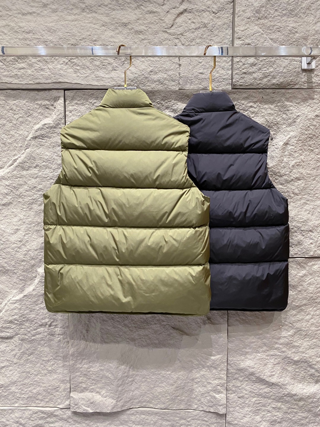 Prada 普拉达2025秋冬专柜同步新品发布，最新工装羽绒马甲出货，原版购入，无论面料及辅料，全部做到