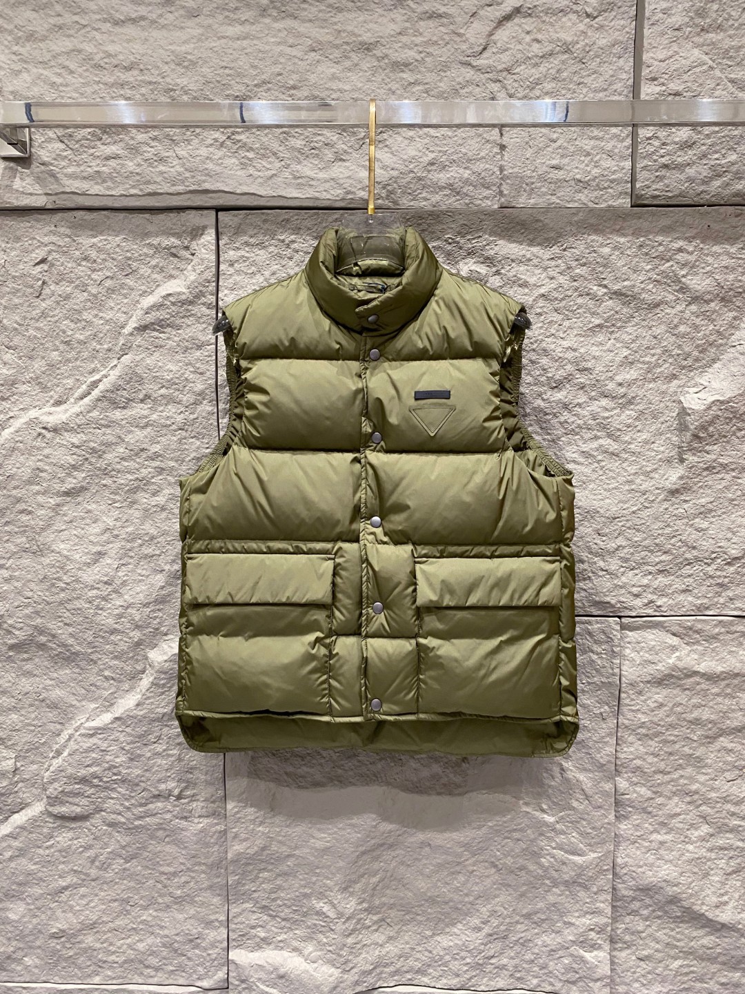 Prada 普拉达2025秋冬专柜同步新品发布，最新工装羽绒马甲出货，原版购入，无论面料及辅料，全部做到