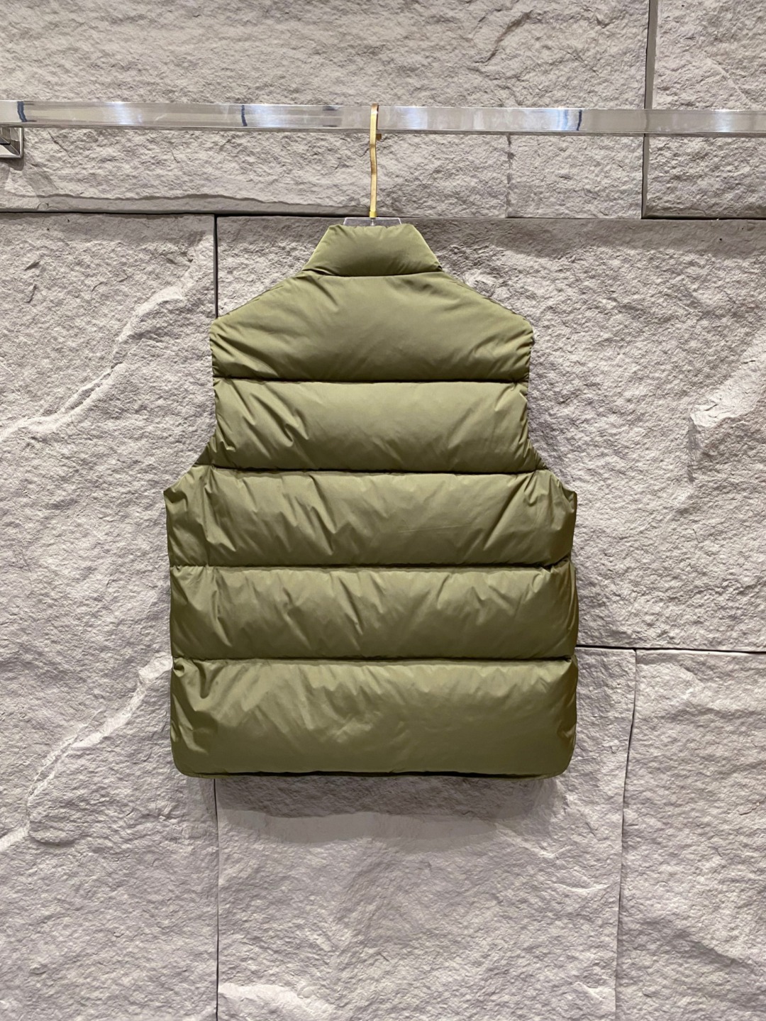 Prada 普拉达2025秋冬专柜同步新品发布，最新工装羽绒马甲出货，原版购入，无论面料及辅料，全部做到