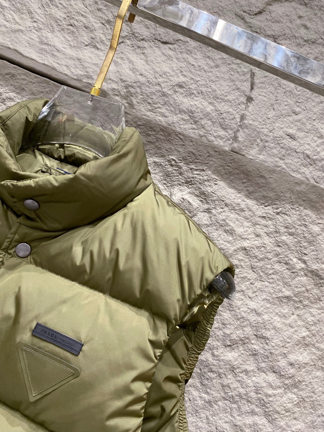 Prada 普拉达2025秋冬专柜同步新品发布，最新工装羽绒马甲出货，原版购入，无论面料及辅料，全部做到